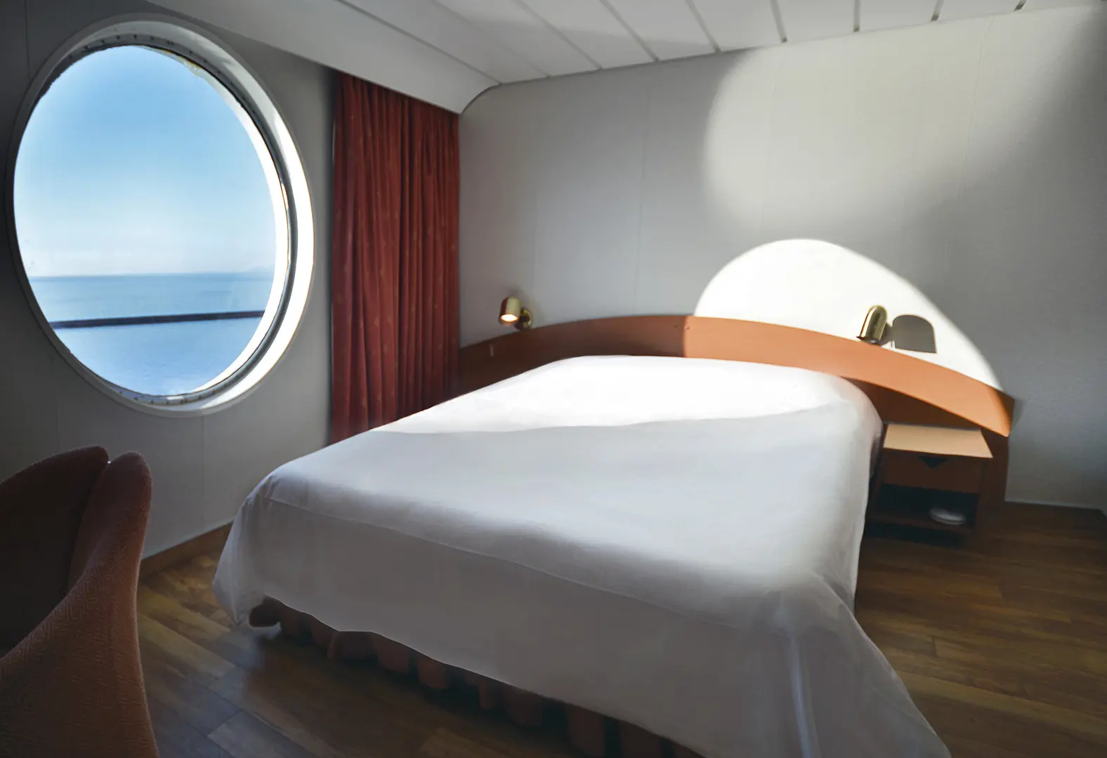 Lux Cabin with window (WC, 淋浴, 电视, 冰箱)