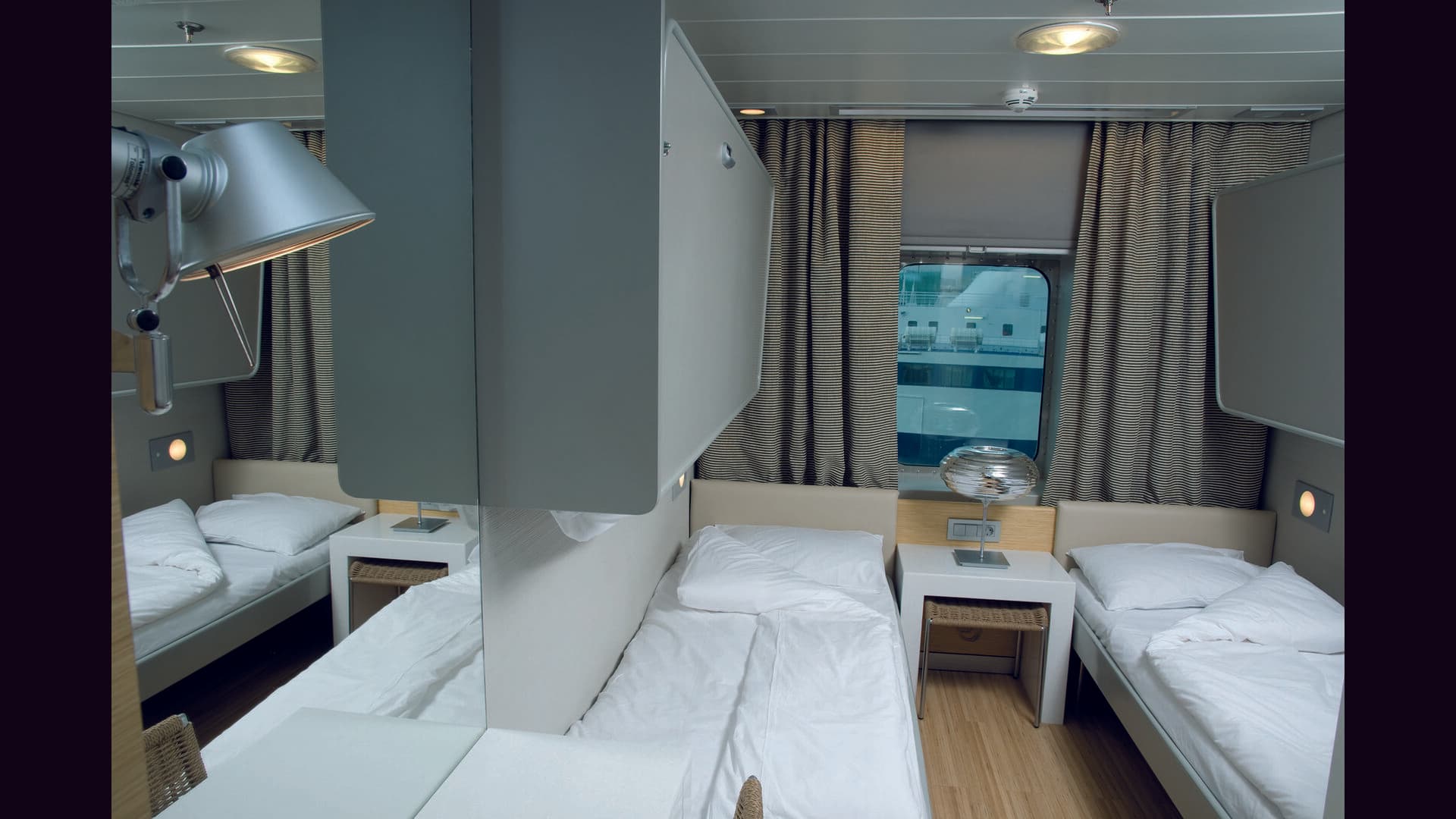 Cabin with window (WC, 淋浴)