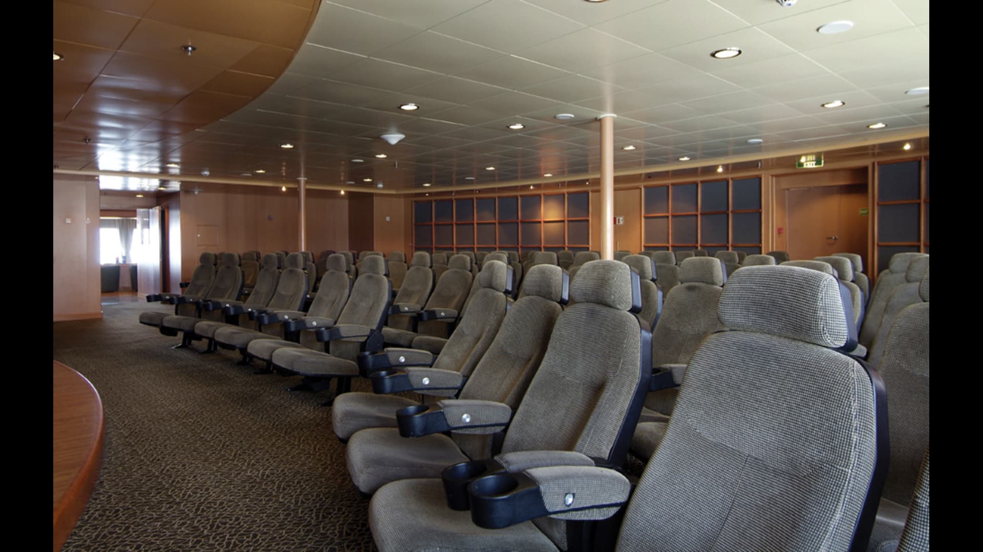 Economy 指定席位 - Lounge 10