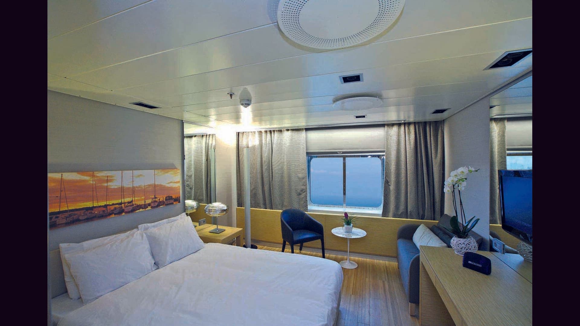 Lux Cabin with window (WC, 淋浴, 双人床)