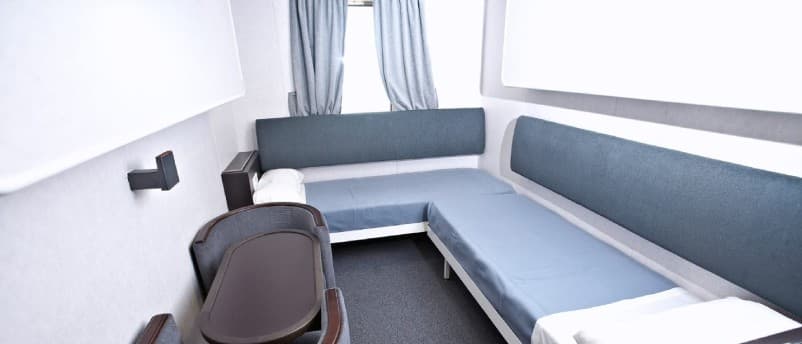 Cabin with window (WC)