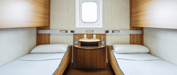 Cabin with window (WC)