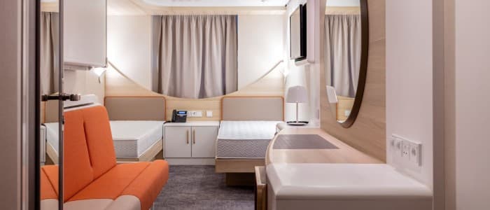 Cabin with window (WC, 电视)