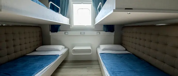 Cabin with window (WC)