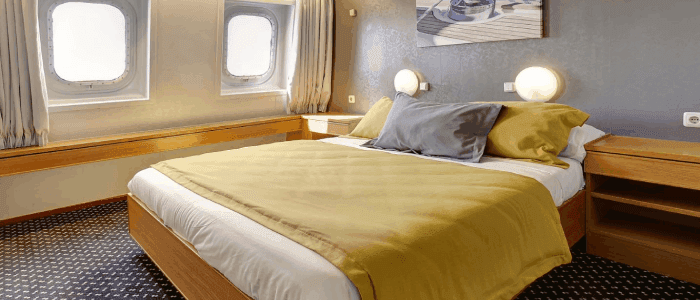 Cabin with window (WC, TV)