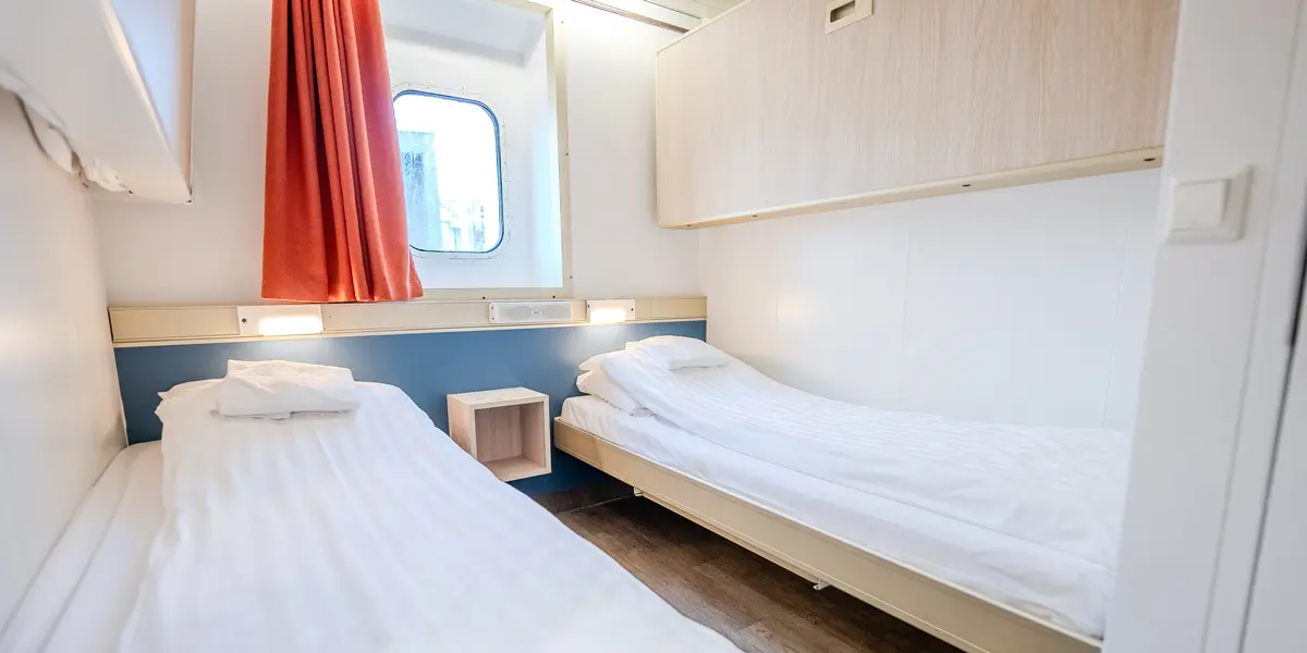 Cabin without window (WC, 淋浴, Air-condition, Wardrobe, Bed linen and towels, Bedside table , Single beds, Lower beds)