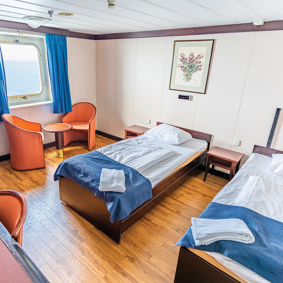 Cabin with window (WC, 淋浴, 电视, 冰箱)