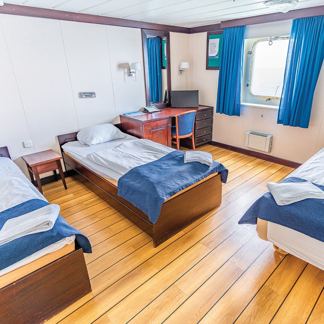 Cabin with window (WC, シャワー, テレビ, 冷蔵庫, Airdryer, Safe)