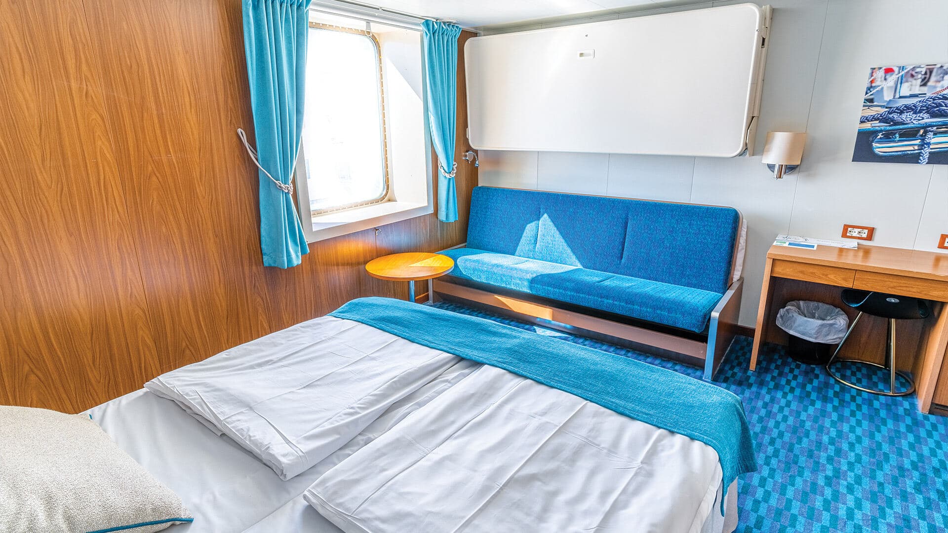 Cabin with window (WC, 淋浴, 电视, 冰箱, Airdryer, Safe)