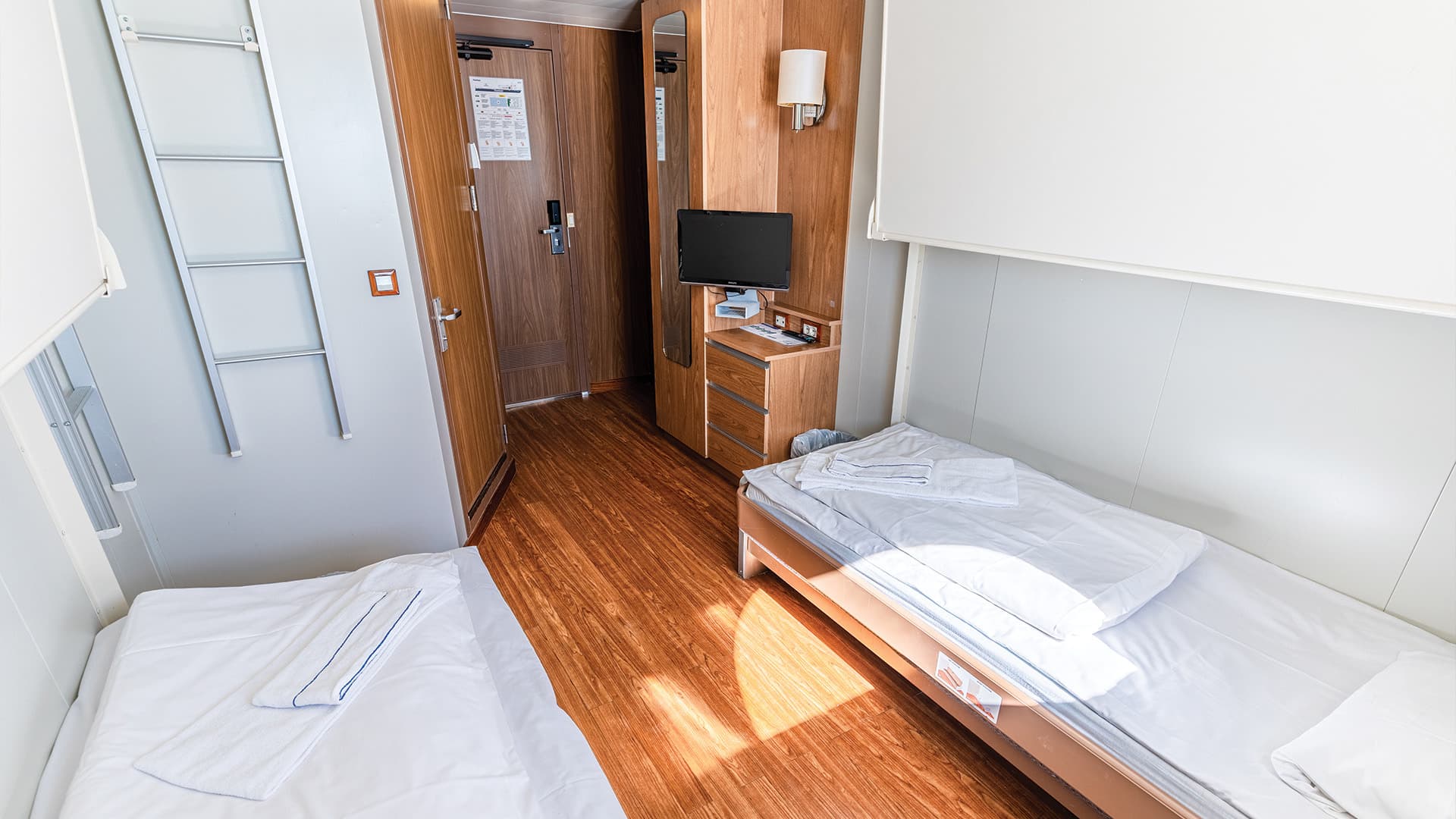 Cabin with window (WC, 淋浴, 电视)