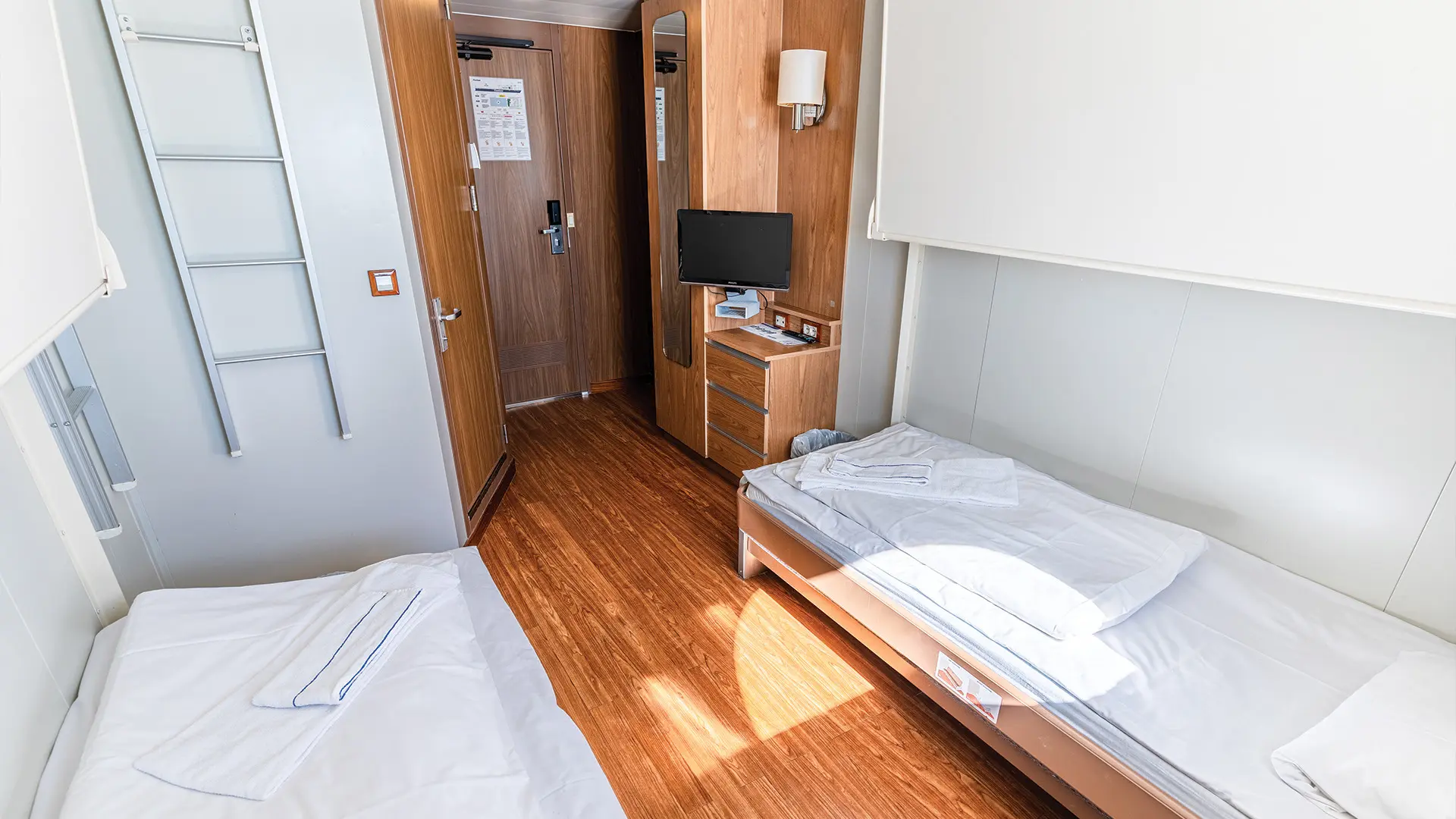 Cabin with window (WC, 샤워, TV)