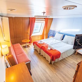 Cabin with window (WC, 샤워, TV, 냉장고, Airdryer, Safe)