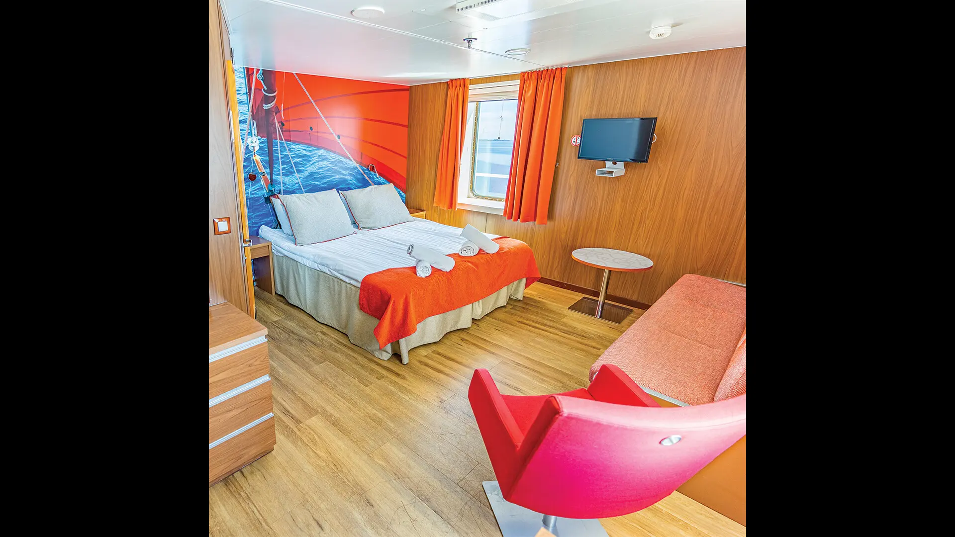 Lux Cabin with window (WC, 샤워, TV, 더블 침대, 냉장고, Airdryer)