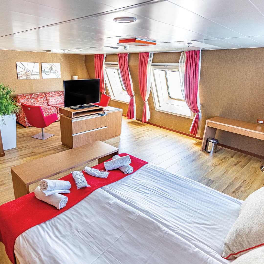 Lux Cabin with window (WC, 샤워, TV, 더블 침대, 냉장고, 작은 소파, Airdryer)