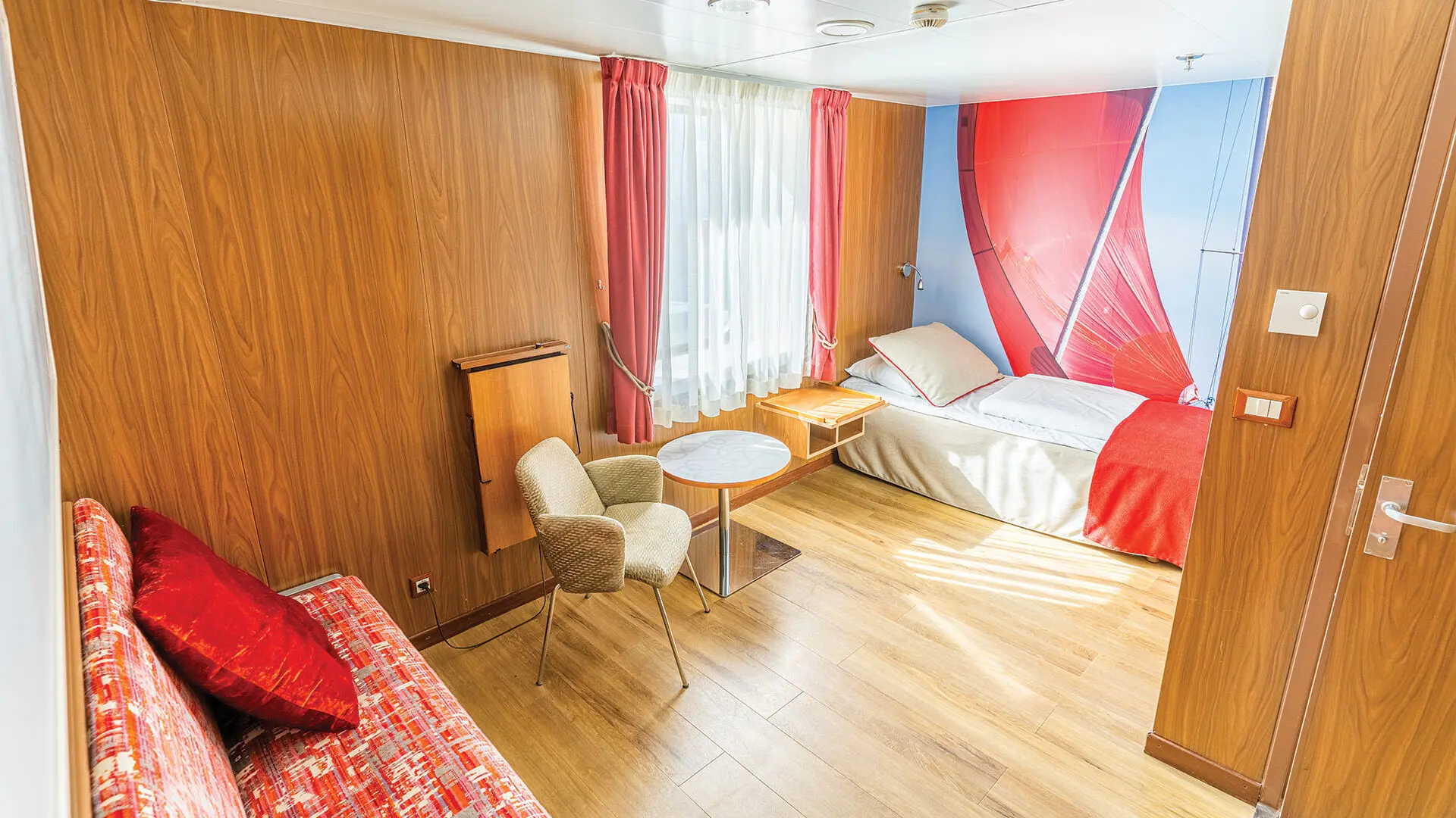 Cabin with window (WC, 샤워, TV, 특별한 요구 사항, Airdryer, Safe)