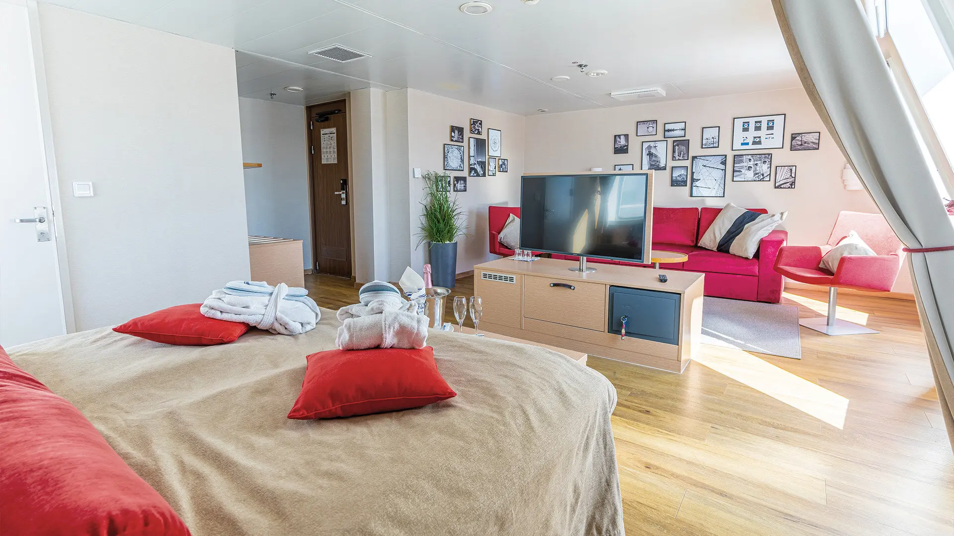 Cabin with window (WC, 샤워, TV, 더블 침대, 냉장고, Airdryer)