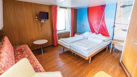 Lux Cabin with window (WC, 샤워, TV, 더블 침대, 냉장고, Airdryer)