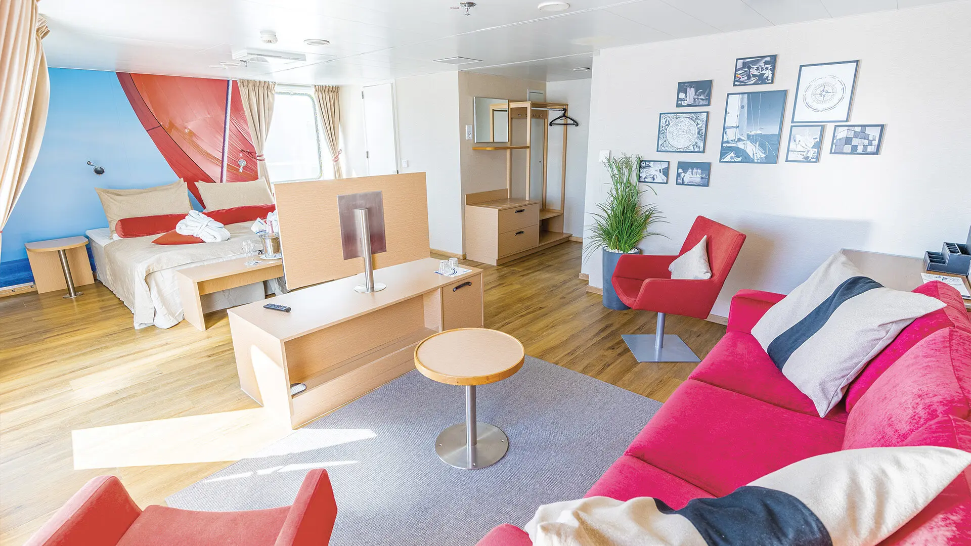 Lux Cabin with window (WC, 샤워, TV, 더블 침대, 냉장고, 작은 소파, 스위트, Airdryer)