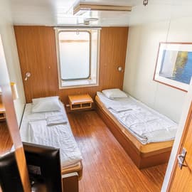 Cabin with window (WC, 샤워, TV, Airdryer)