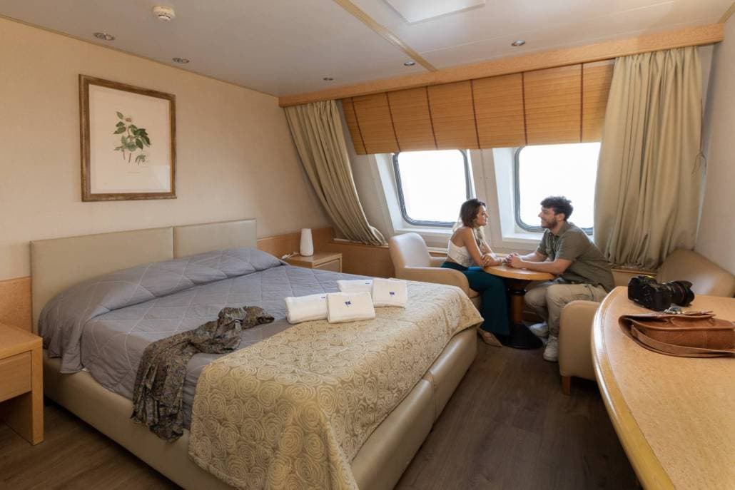 Cabin with window (WC, 샤워, TV, 냉장고, 전화 번호, Wardrobe)