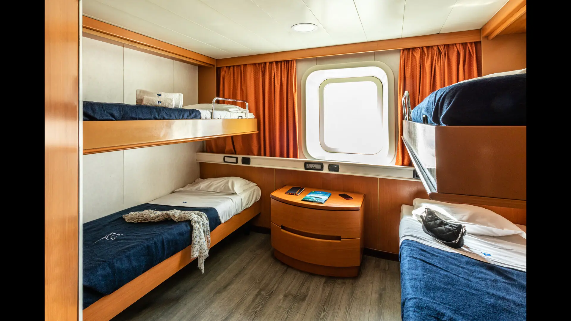 Kabina sa prozorom (WC, tuš, Specijalne potrebe, Telefon)