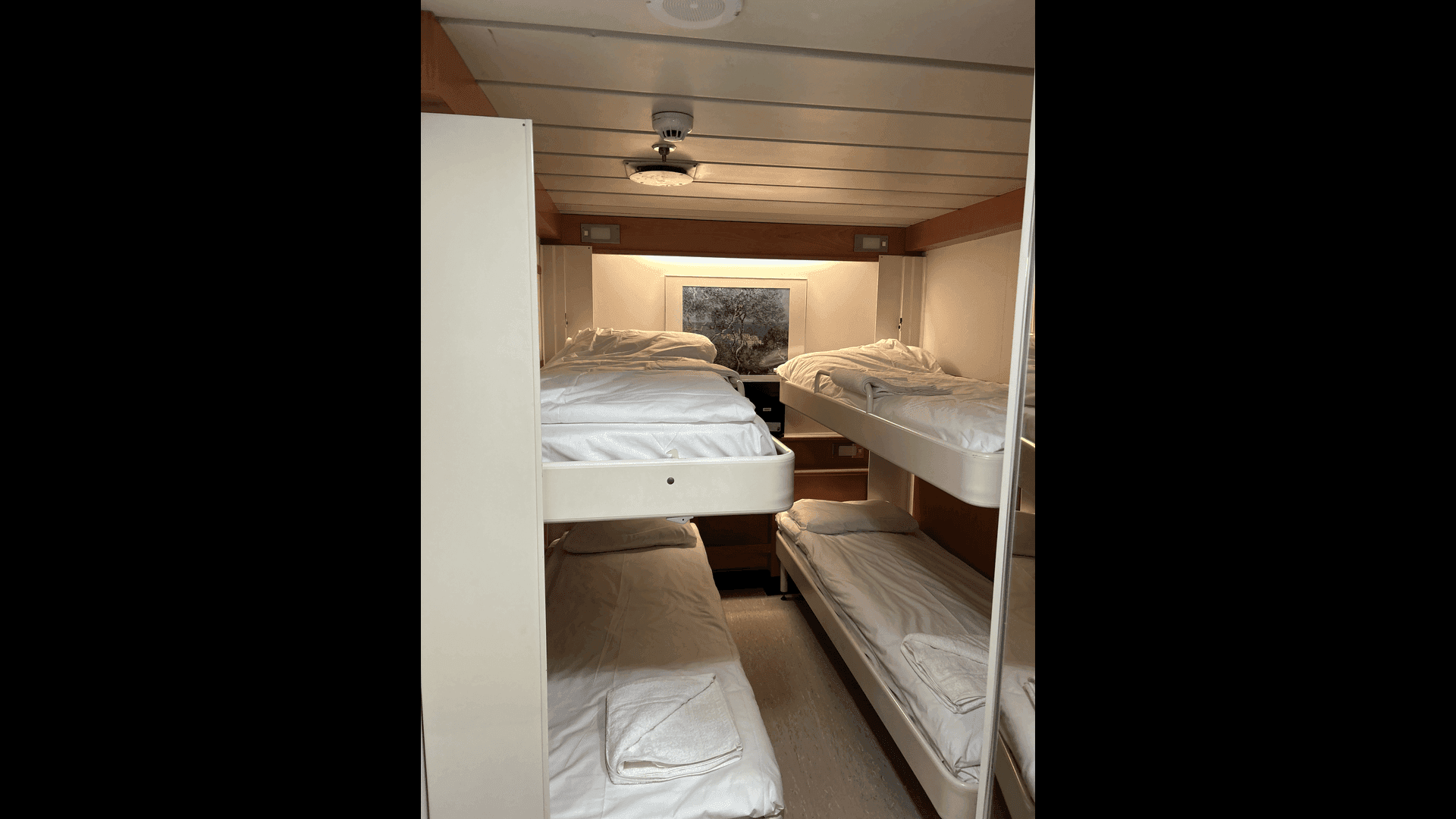 Cabin without window (WC, 淋浴, 电视, Air-condition, Lower beds, Upper beds , Deck 8)