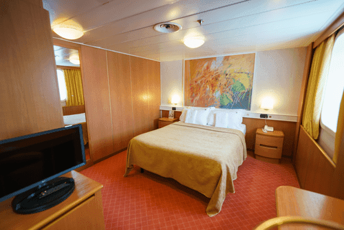 Lux Cabin with window (WC, 淋浴, 电视, 双人床)