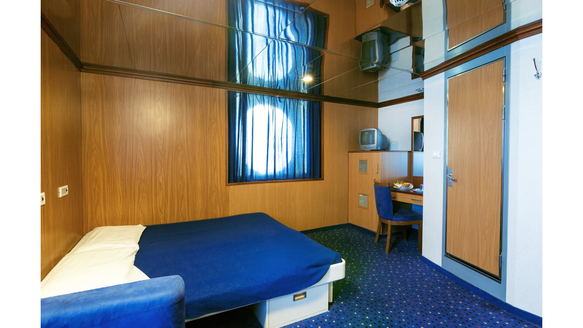 Lux Cabin with window (WC, 淋浴, 无线电, 双人床, Airdryer, Junior Suite)