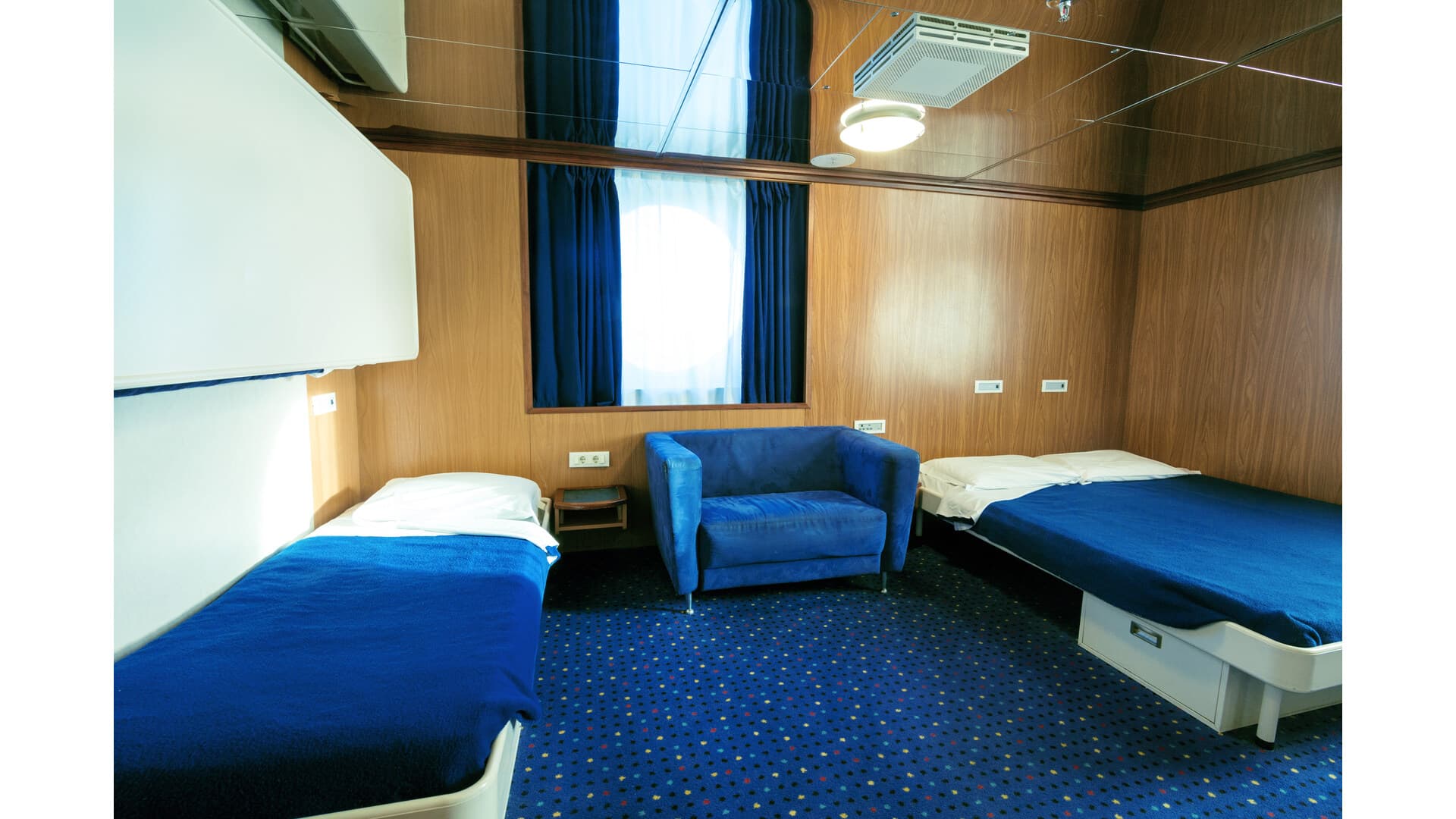 Lux Cabin with window (WC, 淋浴, 无线电, 双人床, 套房, Airdryer)